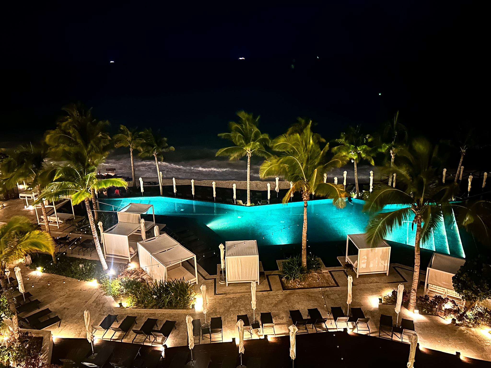 Piscina principal do Hilton Cancún All Inclusive Resort Piscina principal do Hilton Cancún All Inclusive Resort