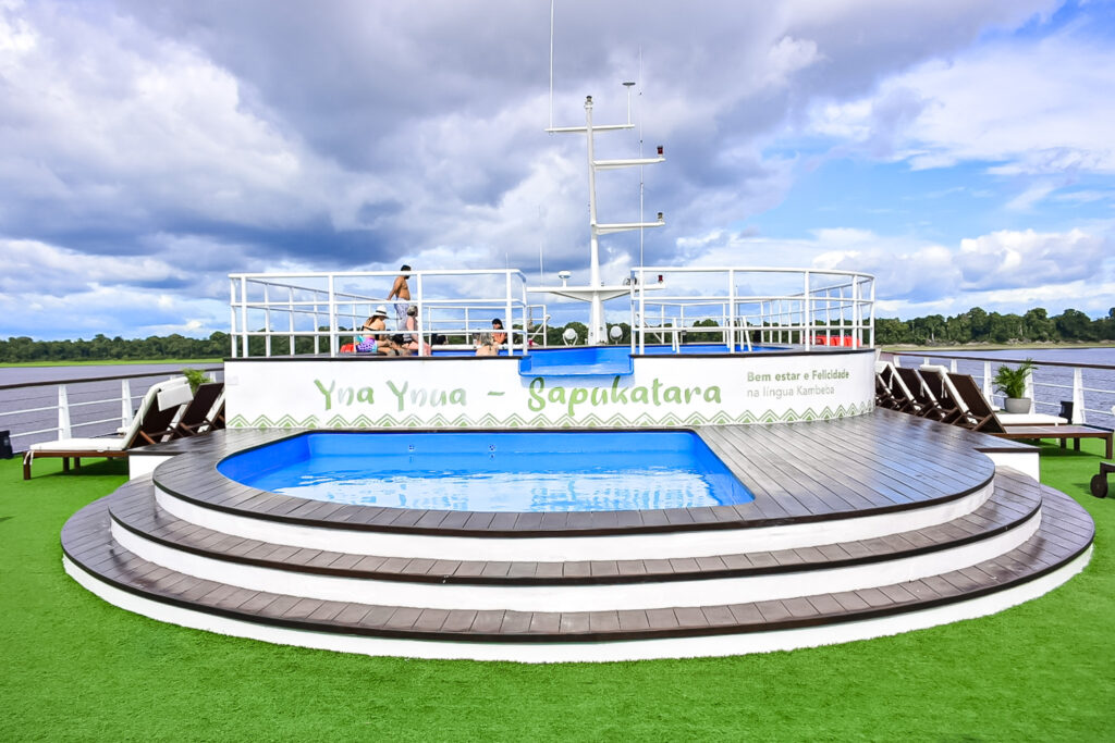Piscina principal do deck superior no Grand Amazon