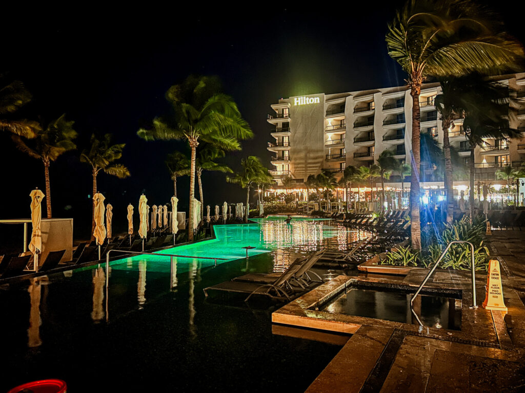 Piscina principal do hotel Hilton Cancún All Inclusive Resort