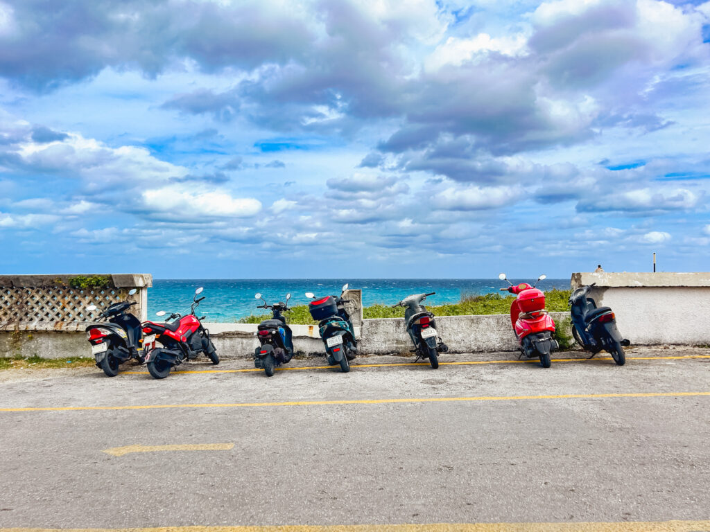 A ponta Sul da Isla Mujeres não possui praia, somente rochas e um mar bem agitado A ponta Sul da Isla Mujeres não possui praia, somente rochas e um mar bem agitado