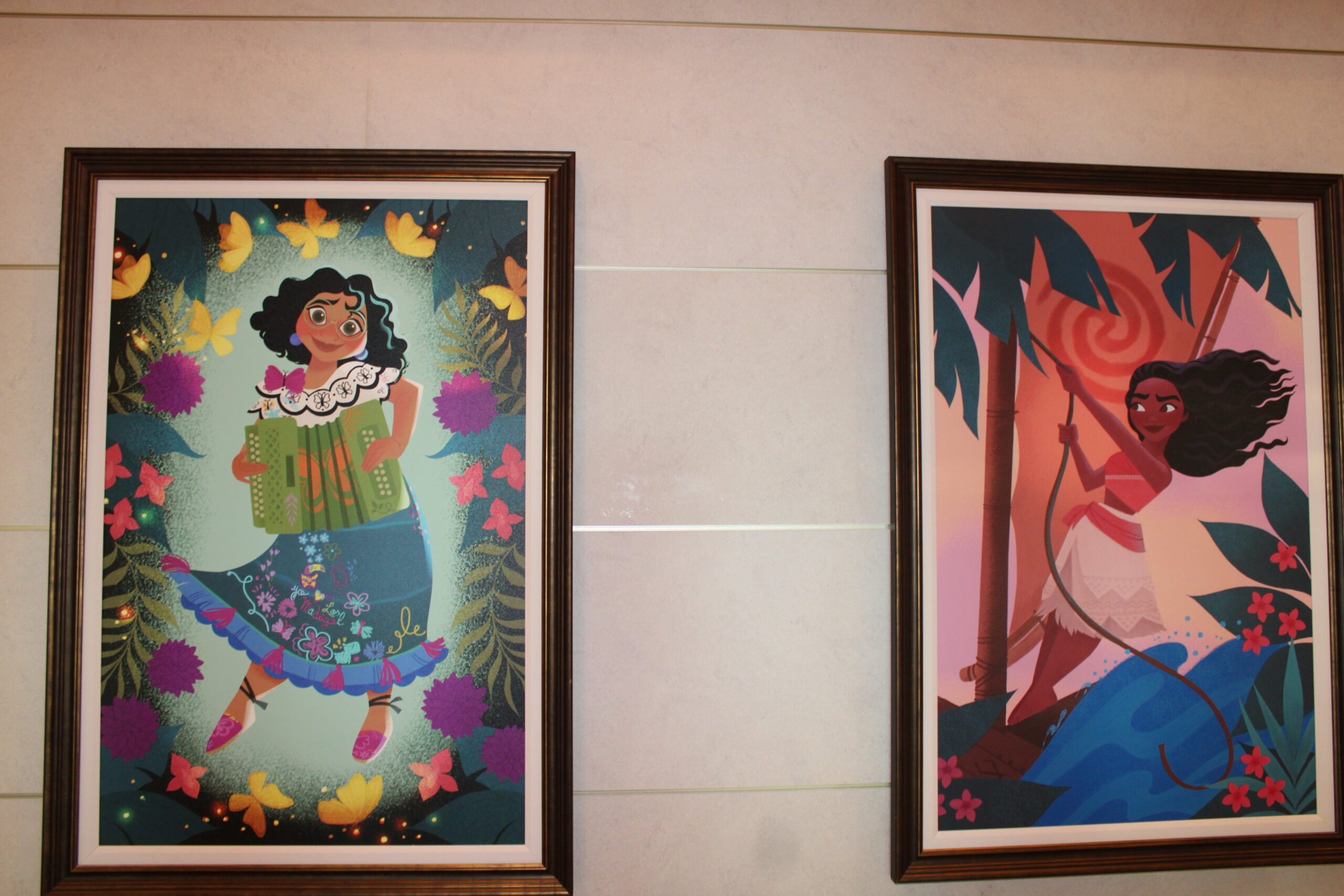 Quadros de Maribel e Moana na decoração do navio