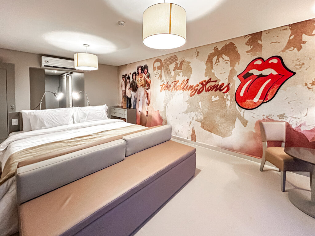 Quarto com tema dos The Rolling Stones no Vila Galé Collection Sunset Cumbuco