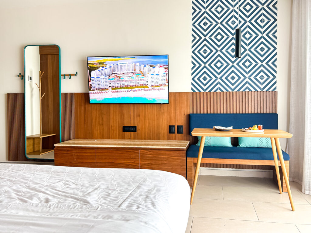 Os uartos possuem uma decoração sofisticada no Hilton Cancun Mar Caribe All Inclusive Resort