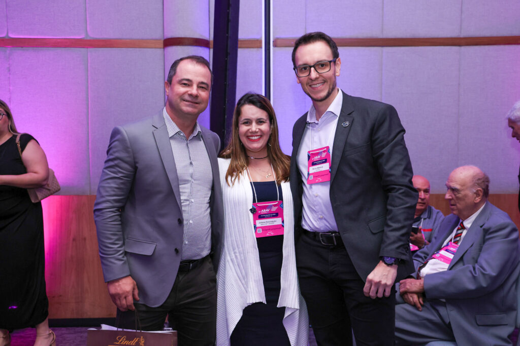 Rafaele Cecere, da R1, Juliana Assumpção e Bruno Waltrick, da Abav-SP Aviesp