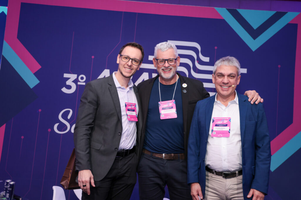 Ricardo Gomes, da Camara LGBT, entre Bruno Waltrick e Fernando Santos, da Abav-SP Aviesp
