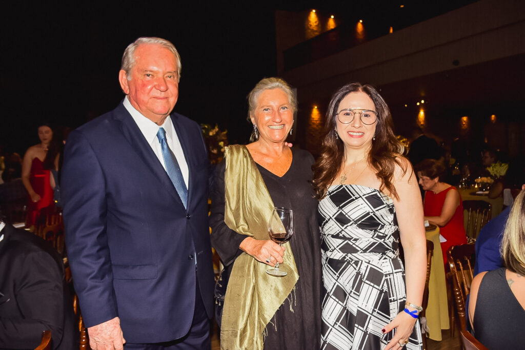 Roy Taylor e Rosa Masgrau, do M&E com Ana Carolina Medeiros, da Abav