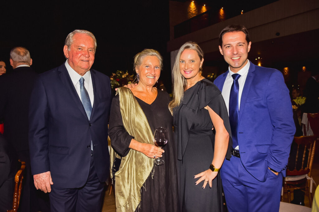 Roy Taylor e Rosa Masgrau, do M&E com Juliana e Eduardo Zorzanello