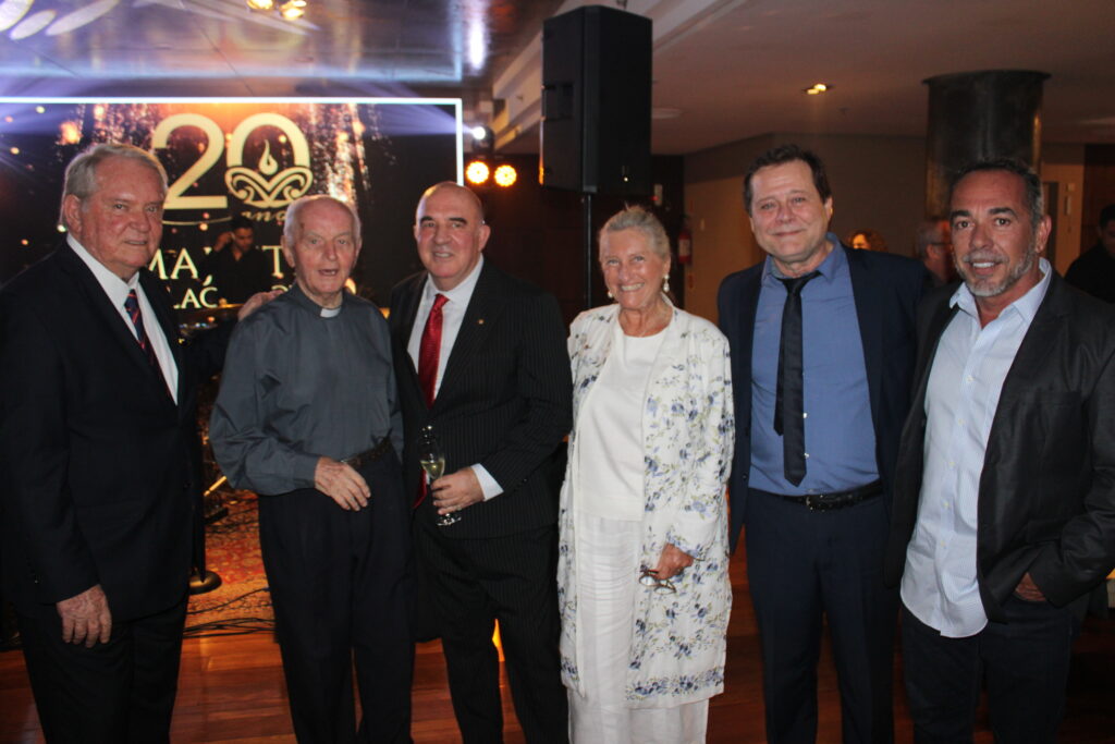 Roy Taylor, presidente do M&E; padre Pedro Keller; Ronaldo Couto Daux, presidente do Majestic; Rosa Masgrau, VP do M&E; Angelo Toppan, gerente Comercial do Majestic; e Gerson Teixeira, gerente Comercial da Rede Mar