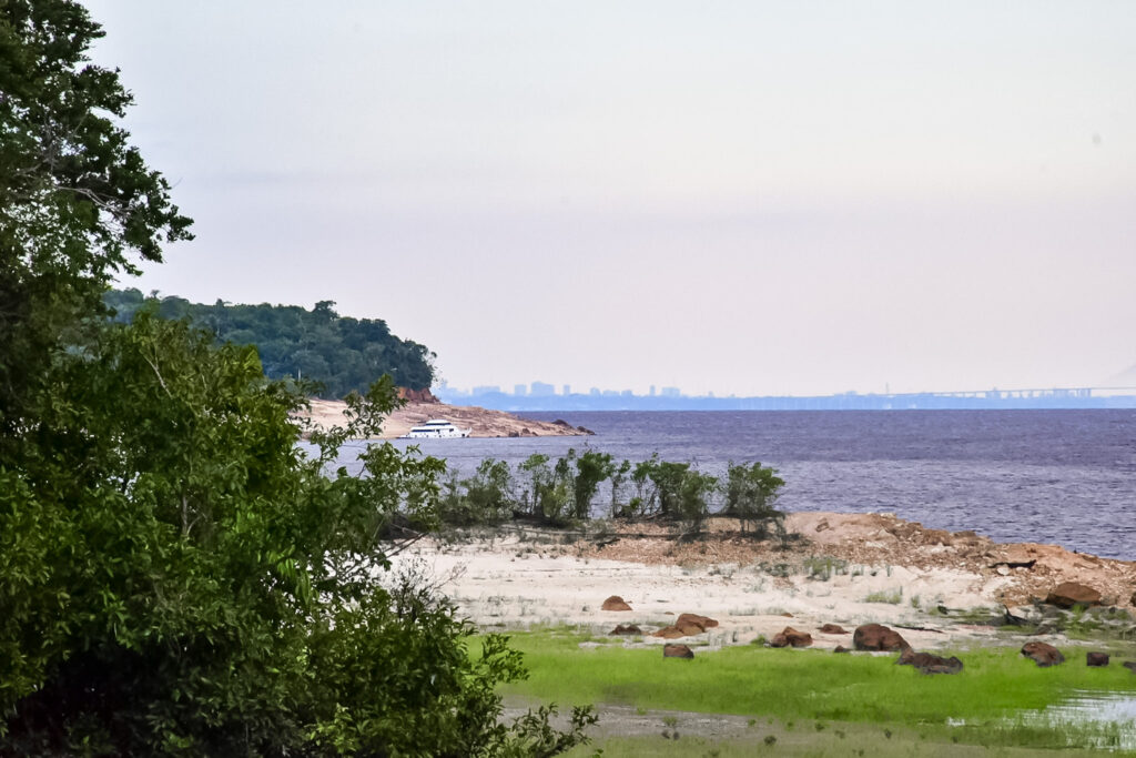 Silhueta de Manaus ao fundo