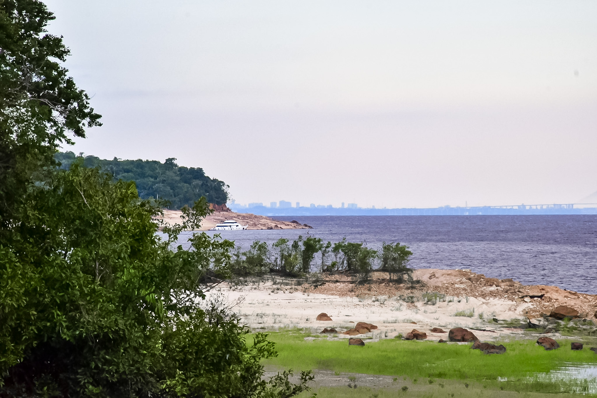 Silhueta de Manaus ao fundo