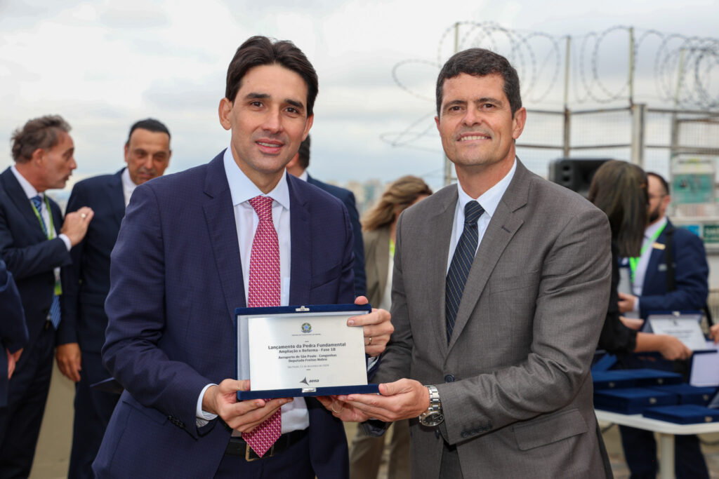 Silvio Costa Filho, Ministro de Portos e Aeroportos do Brasil, e Santiago Yus, presidente da Aena no Brasil
