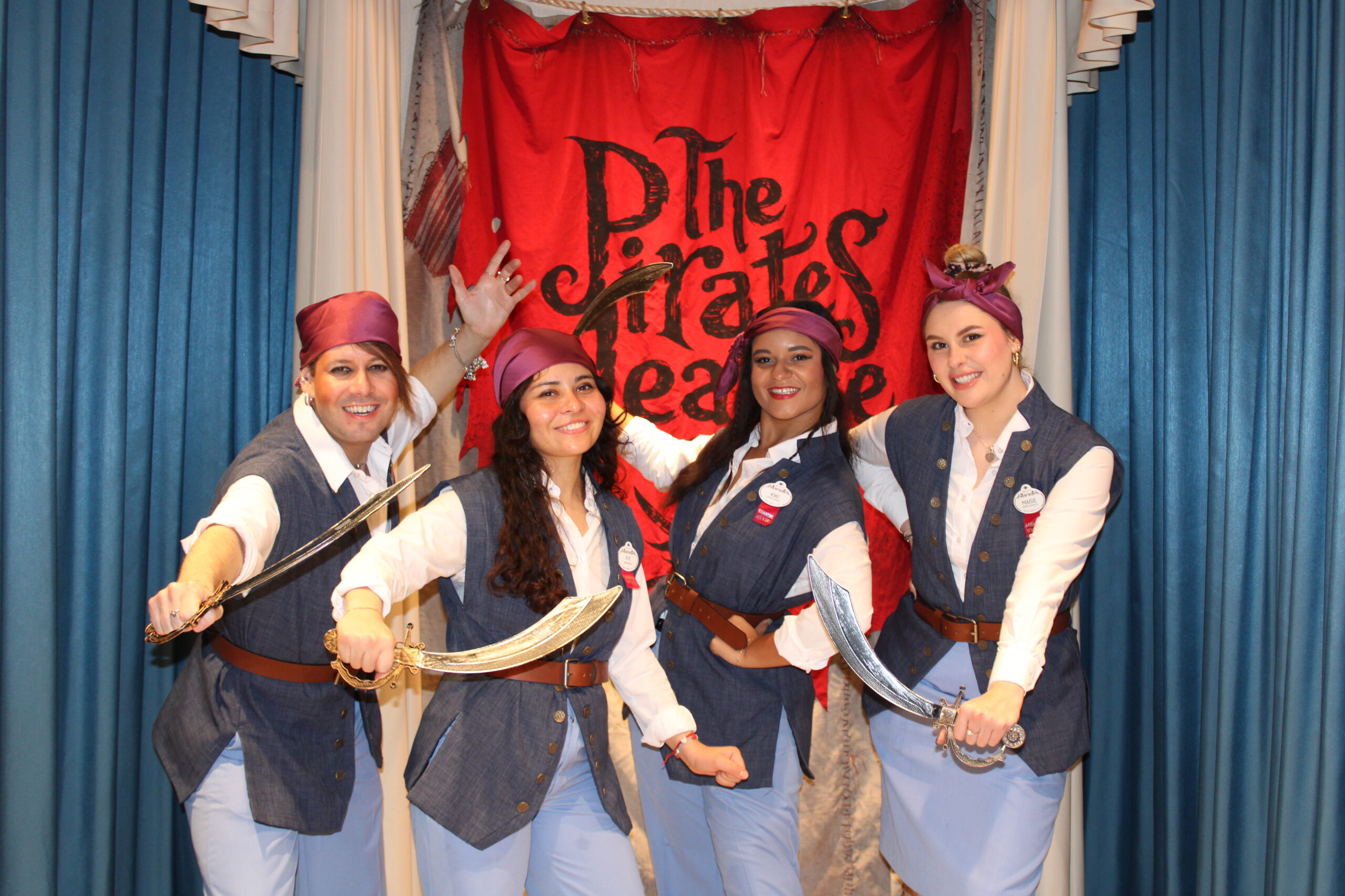 Staff do navio já vestido a caráter para a festa do pirata