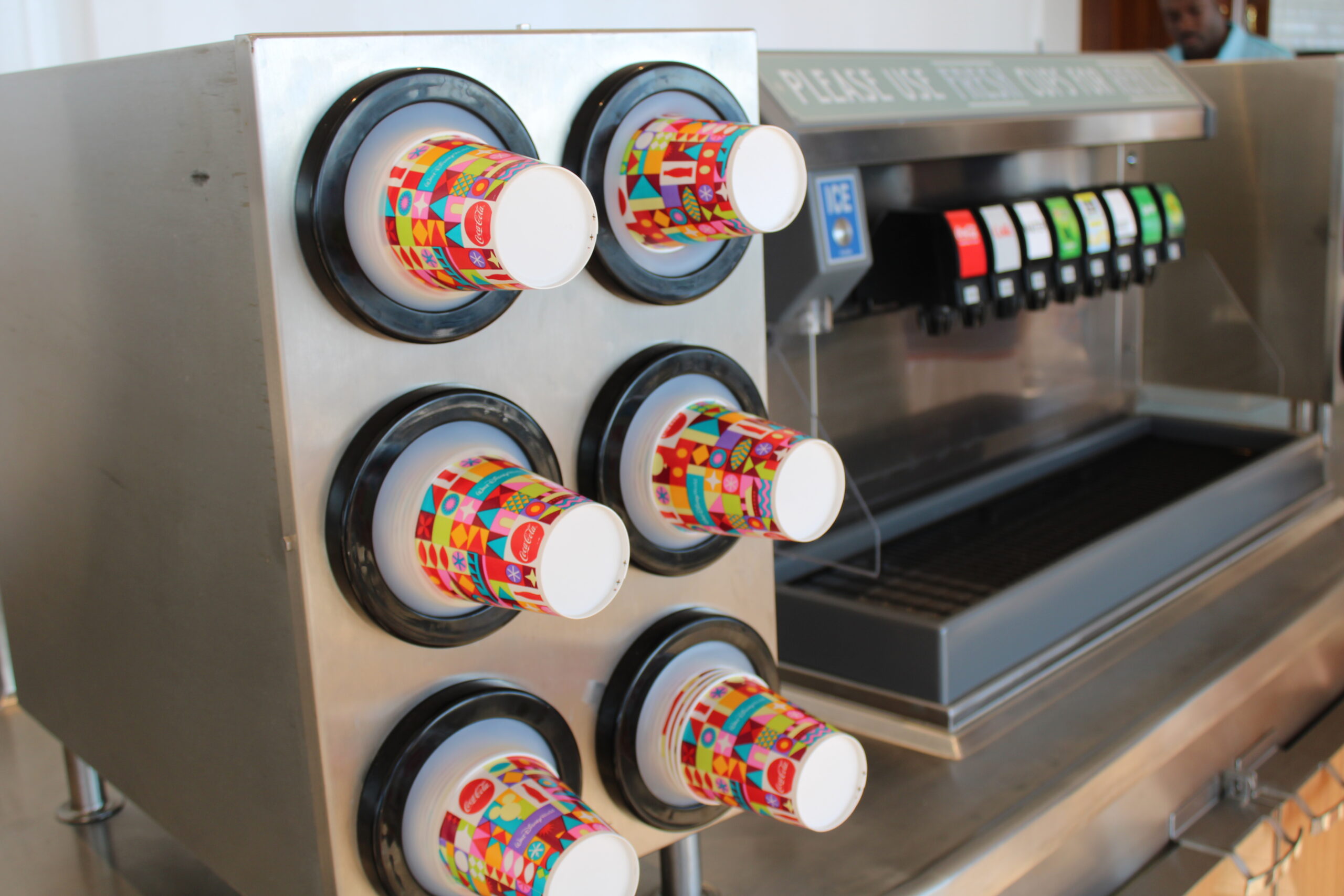 Sucos, água e refrigerantes estão liberados o dia inteiro Sucos, água e refrigerantes estão liberados o dia inteiro