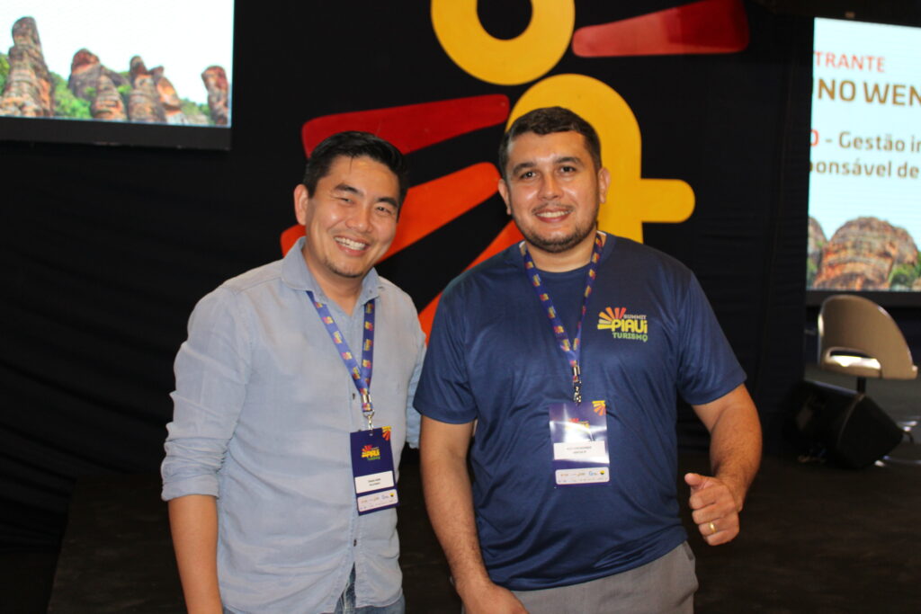 Thiago Akira, palestrante, e Alex Albuquerque, presidente Abbtur