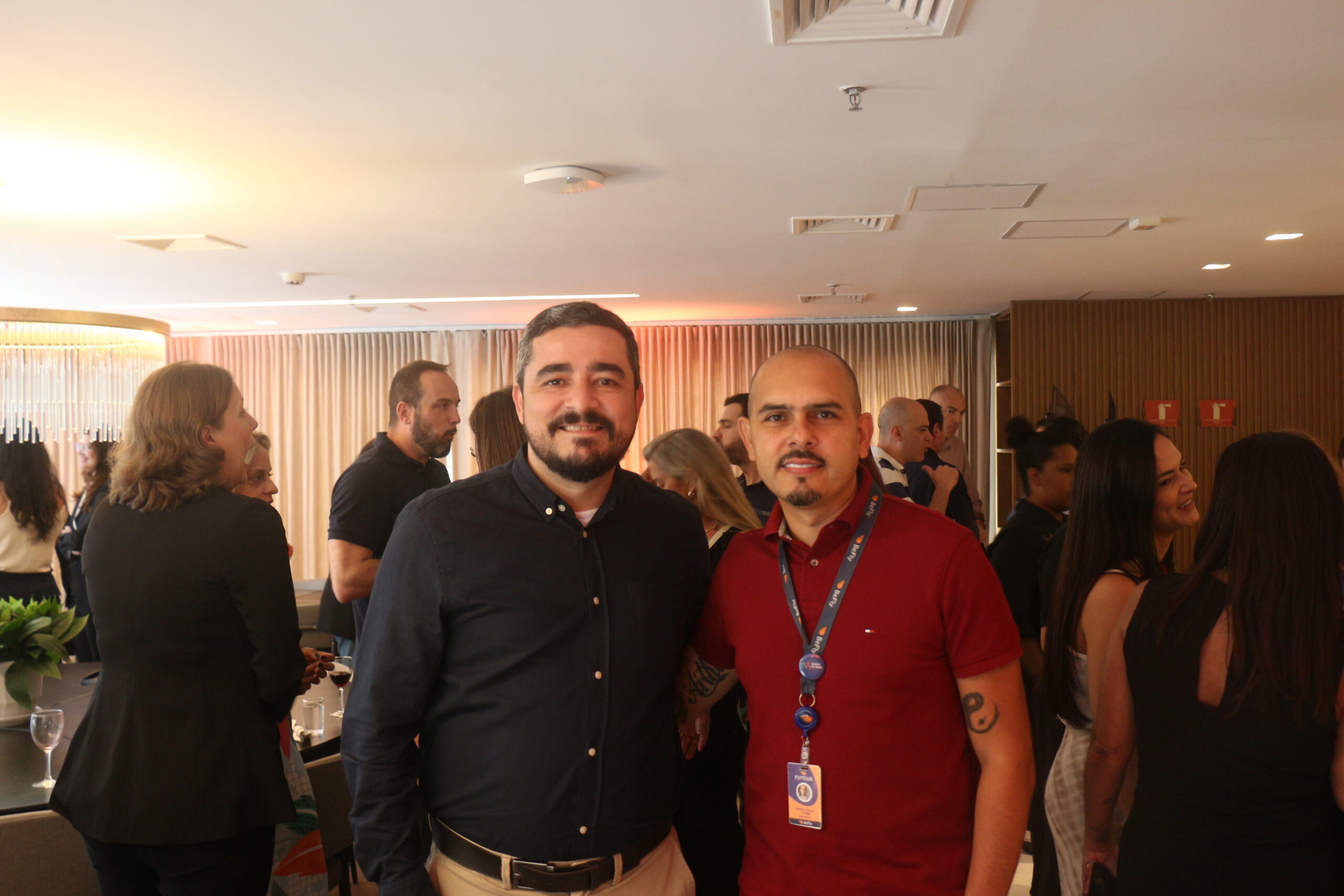 Tiago Ferreira, da Latam e Gustavo Souza, da FlyTour Tiago Ferreira, da Latam e Gustavo Souza, da FlyTour