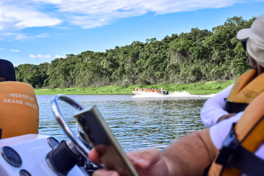 Três barcos foram usados para levar os mais de 50 agentes de viagens para o passeio pelos rios do Amazonas