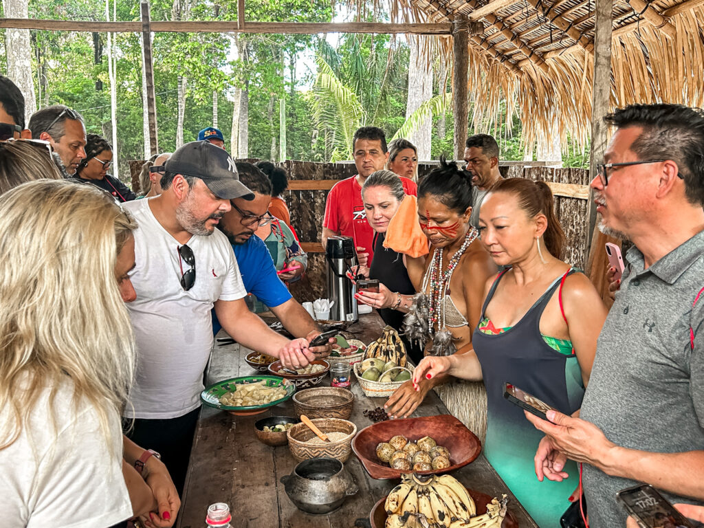 Um experiência gastronômica foi oferecida aos agentes de viagens na aldeia