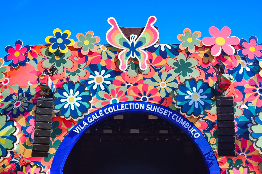 Um palco temático foi criado para celebrar a inauguração do Vila Galé Collection Sunset Cumbuco