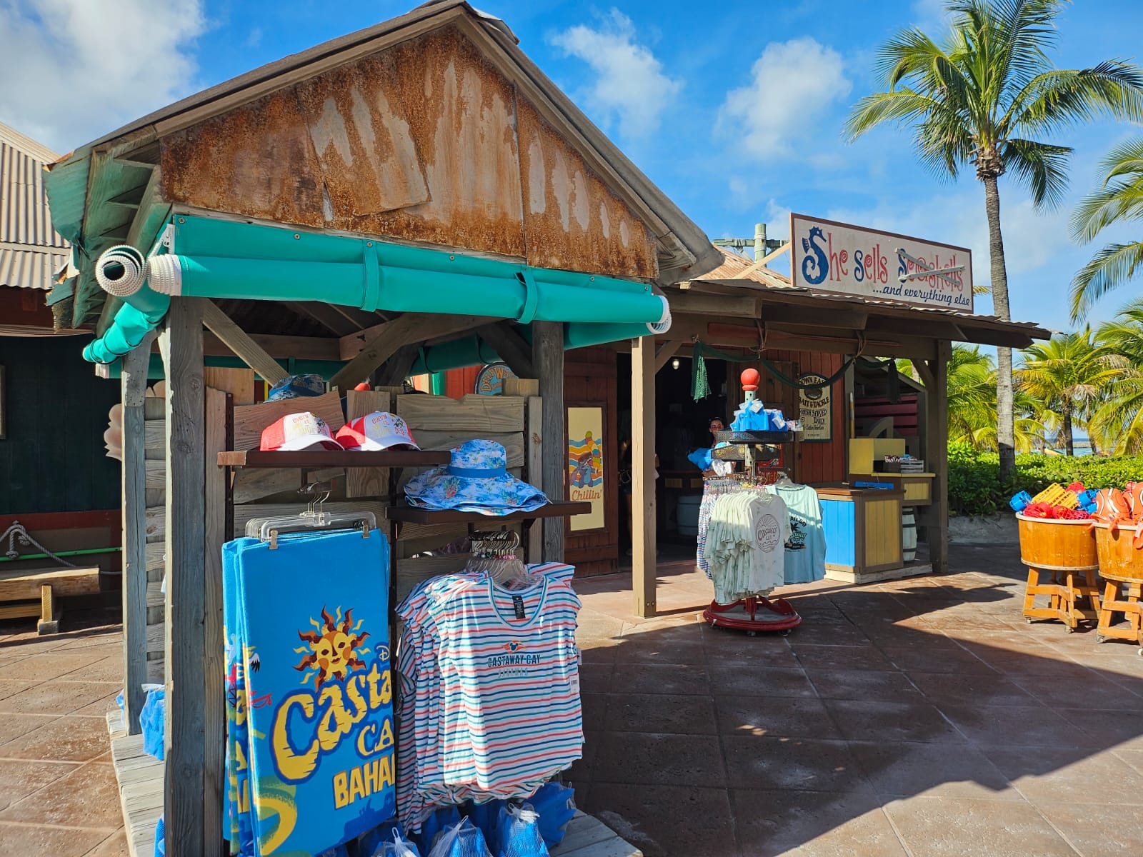 Visitantes podem comprar lembranças e roupas para o calor