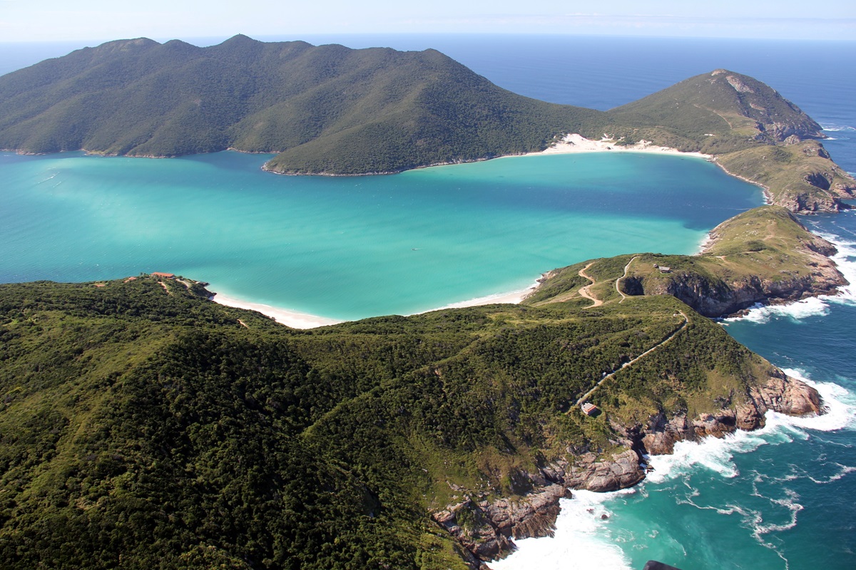 Alta ocupação hoteleira no Réveillon 2024/2025 impulsiona o turismo no interior do Rio de Janeiro 1 Vista Aerea Ilha do Farol Prainhas e Praia Brava 1 Alta ocupação hoteleira no Réveillon 2024/2025 impulsiona o turismo no interior do Rio de Janeiro