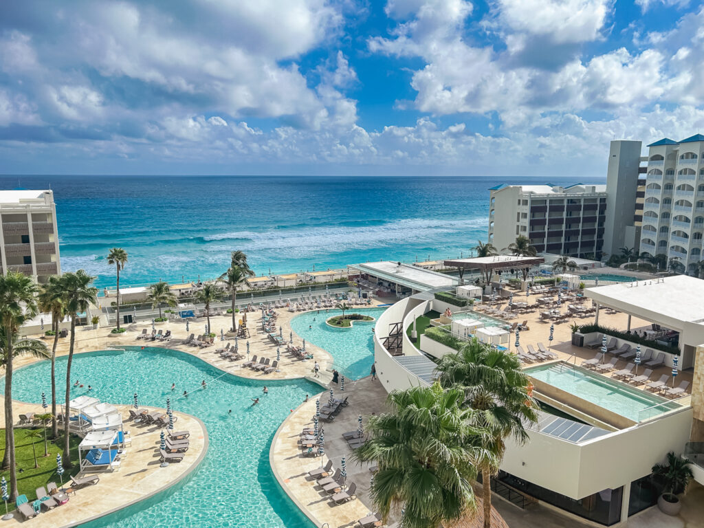 O Hilton Cancun Mar Caribe All Inclusive Resort conta com piscina e jacuzzi no rooftop