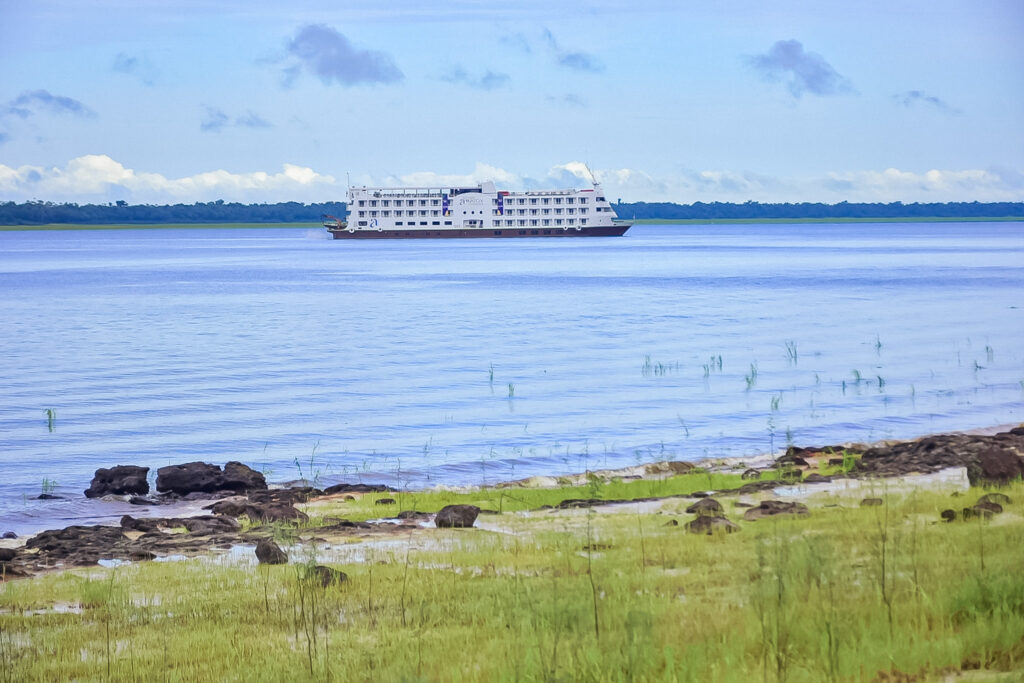 Vista para o Grand Amazon, a partir da ilha