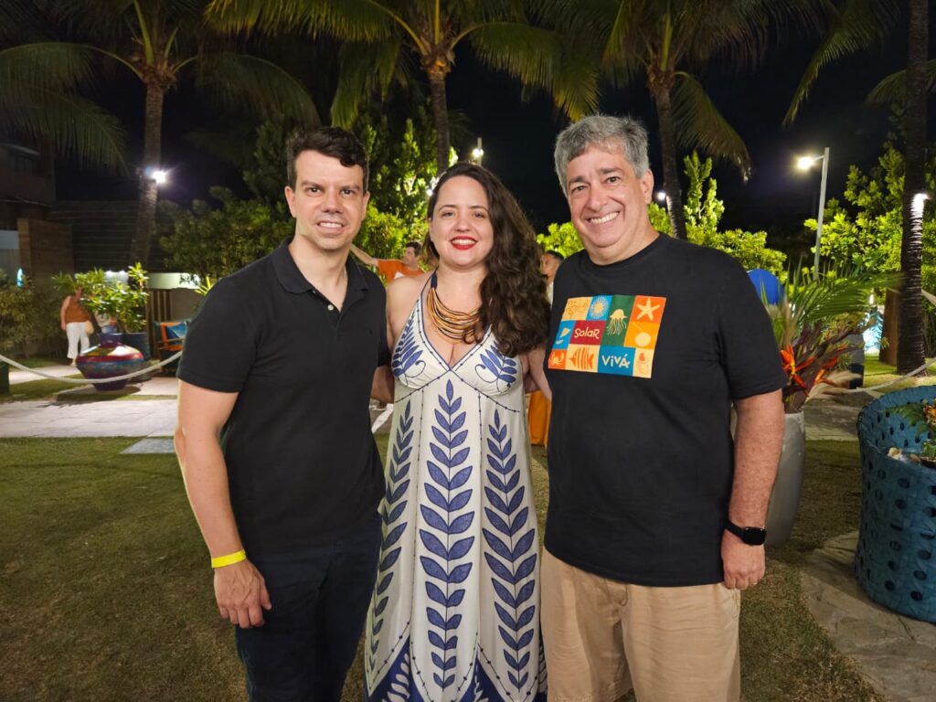 Brenda Silveira, diretora executiva do Porto de Galinhas Convention, entre Eduardo Tiburtius, presidente da Associação dos Hotéis, e Otaviano Maroja, presidente do Porto de Galinhas CVB