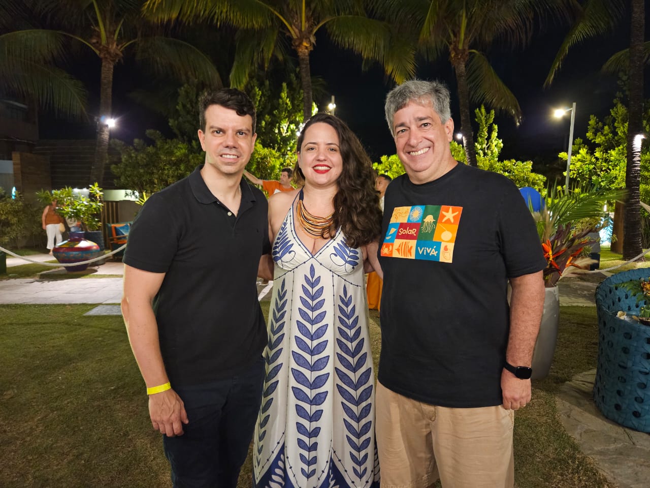 Brenda Silveira, diretora executiva do Porto de Galinhas Convention, entre Eduardo Tiburtius, presidente da Associação dos Hotéis, e Otaviano Maroja, presidente do Porto de Galinhas CVB