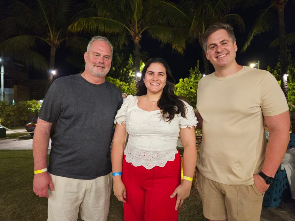 Vanessa Garmes, da Orinter, entre Gustavo Luck e Guilherme Luck, da Luck