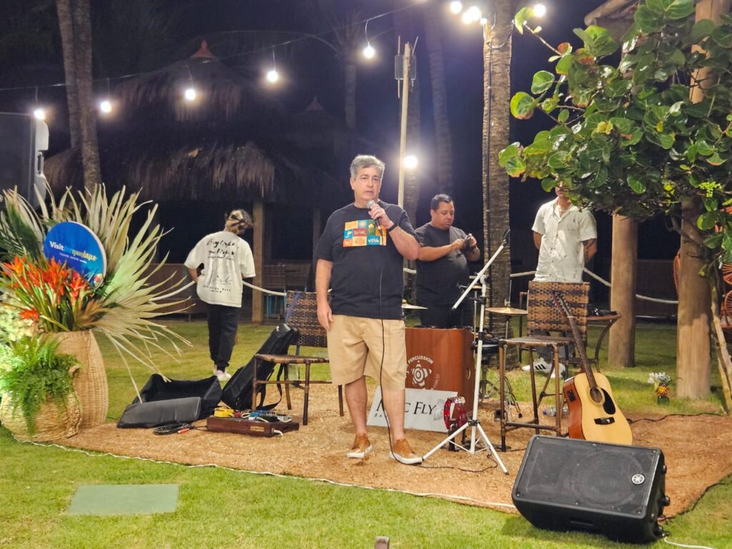 Otaviano Maroja, presidente do Porto de Galinhas CVB, dá as boas-vindas aos convidados