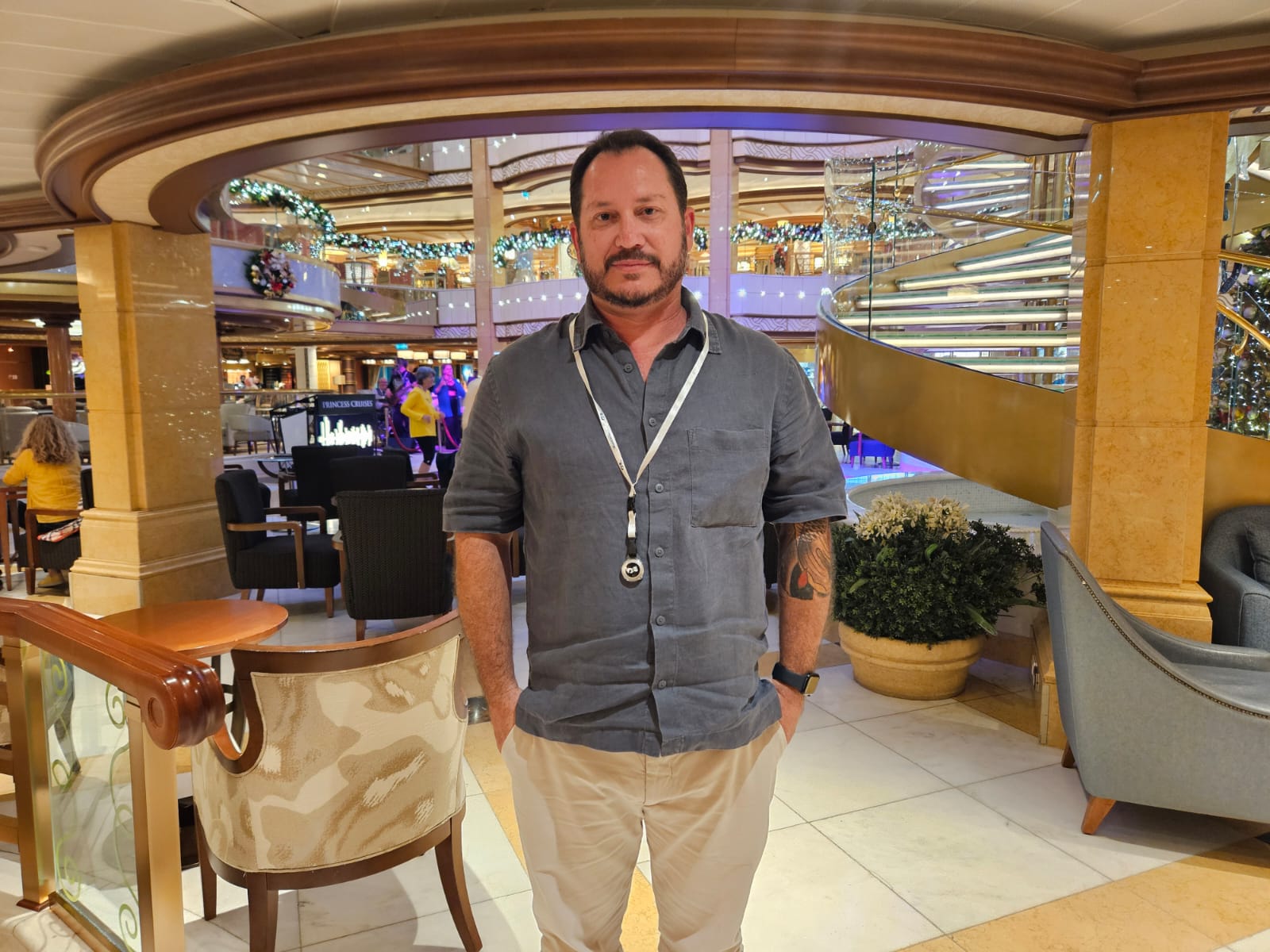 "A expectativa é que os agentes de viagens presentes aqui, selecionados, tenham uma experiência incrível e possam entender o que é um produto premium, como é a Princess." - Pablo Zabala, diretor da Discover Cruises "A expectativa é que os agentes de viagens presentes aqui, selecionados, tenham uma experiência incrível e possam entender o que é um produto premium, como é a Princess." - Pablo Zabala, diretor da Discover Cruises