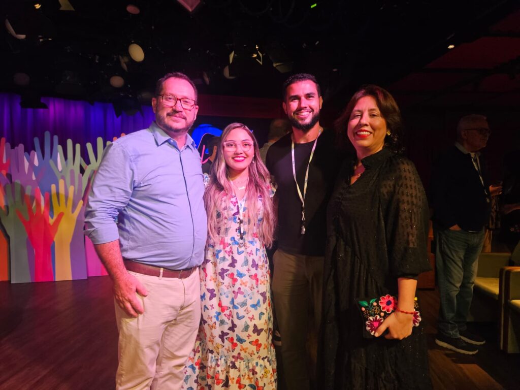 Renan Silva e Camila Lima, da Wee Travel, entre Pablo Zabala e Líz Räda, da Discover Cruises