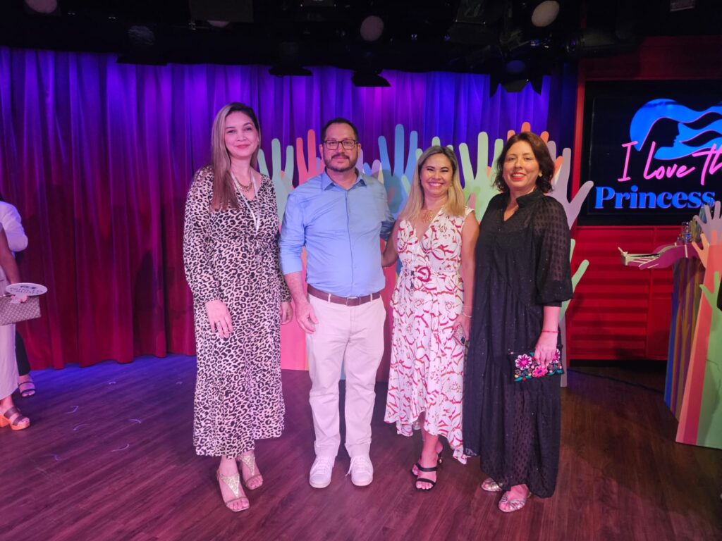 Eliana Nascimento e Luciana Argolo, da Valeverde Turismo Belém-PA Brasil, e Pablo Zabala e Líz Räda, da Discover Cruises