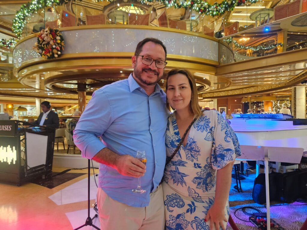 Pablo Zabala, da Discover Cruises, e Jéssica Tripolone, da Six Viagens