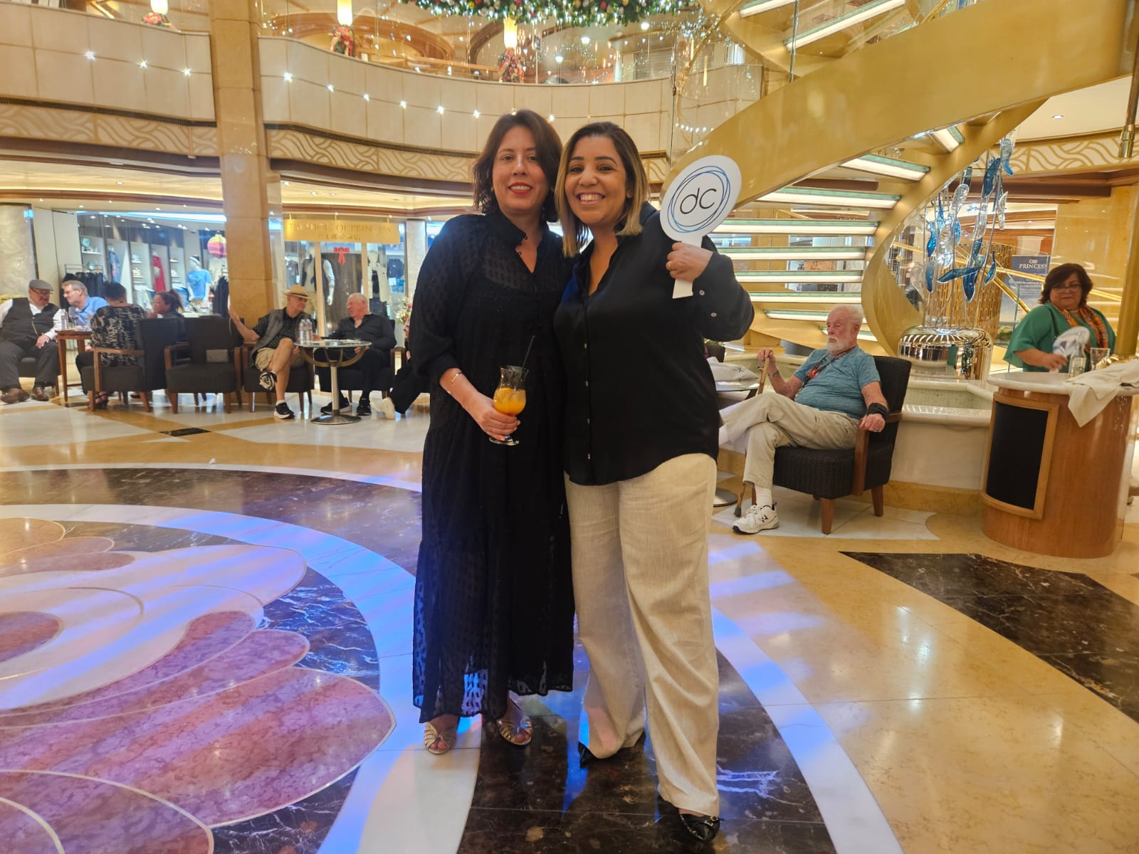 Líz Räda, da Discover Cruises, e Thabita Roldão, da Roldão Tur Líz Räda, da Discover Cruises, e Thabita Roldão, da Roldão Tur