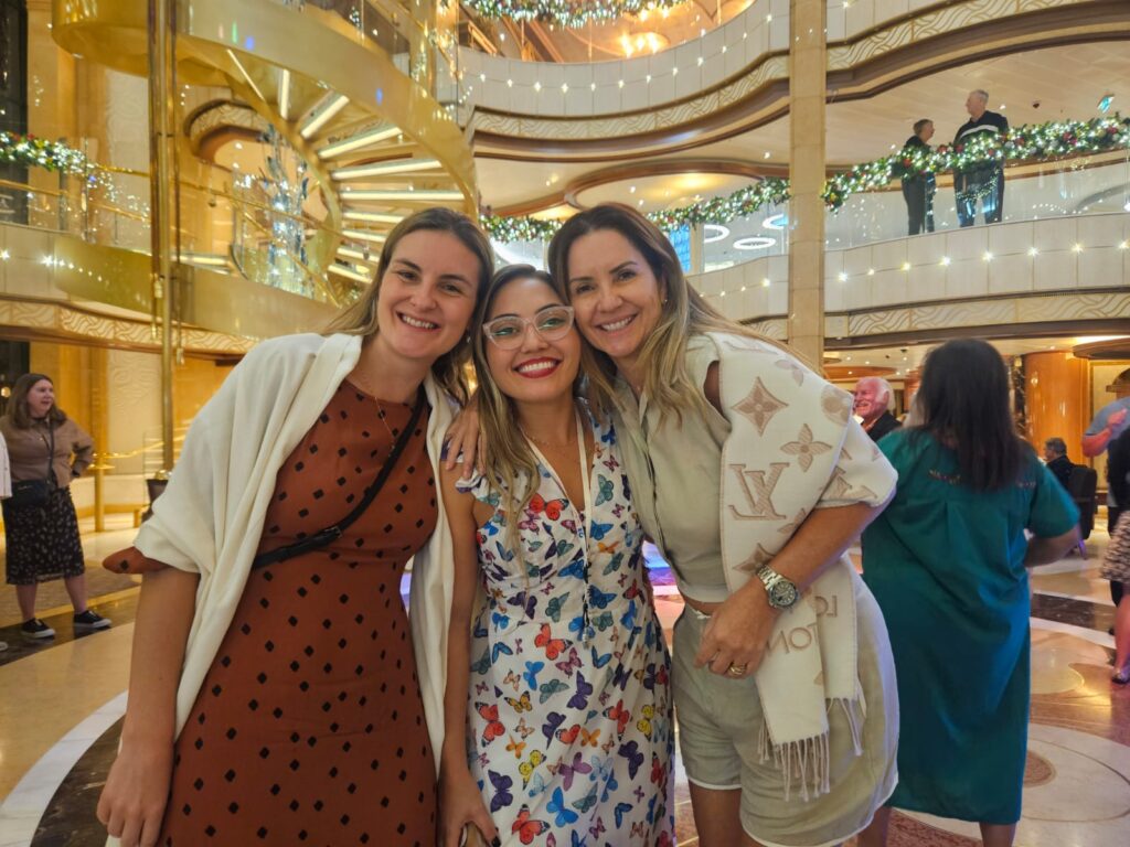 Renata Braghetta Calipo, da Alternatur, Camila Lima, da Wee Travel, e Deni Beduschi, da LTN Brasil Blumenau
