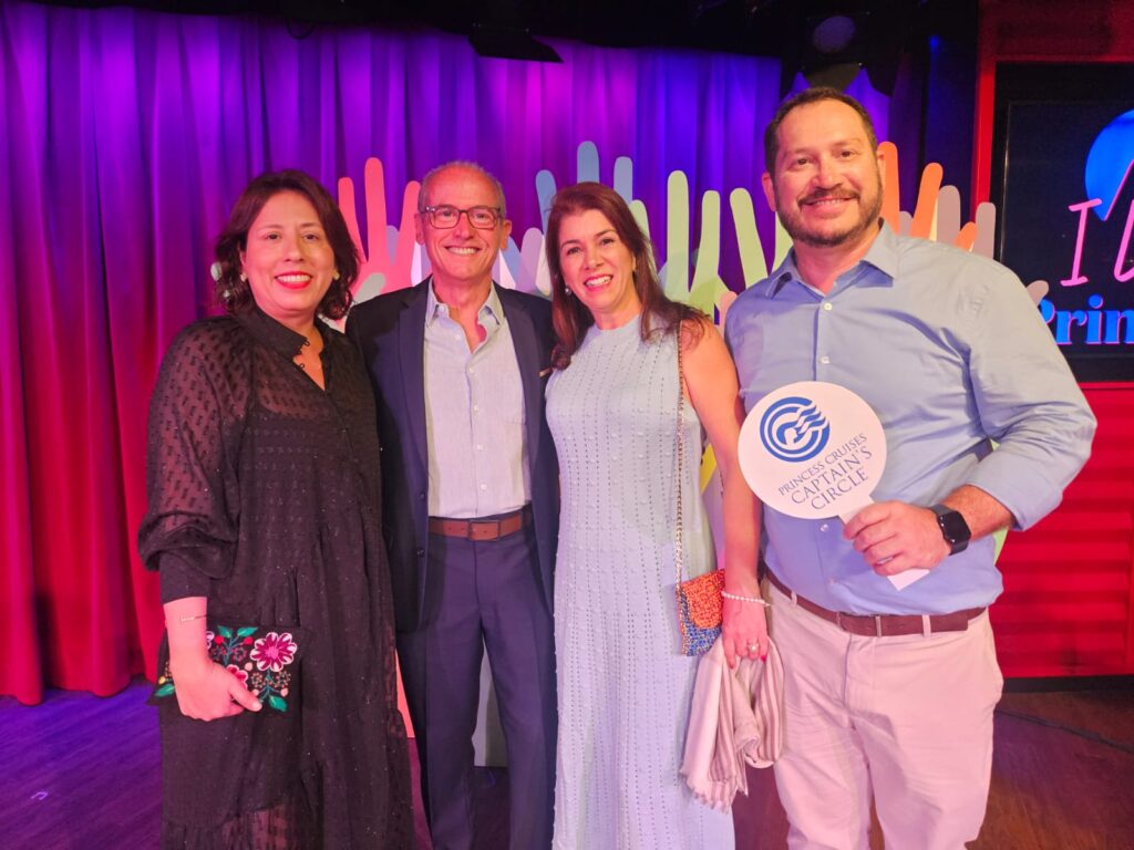 Alberto Antonine e Letícia Mattoso, da Biotravel, entre Pablo Zabala e Líz Räda, da Discover Cruises