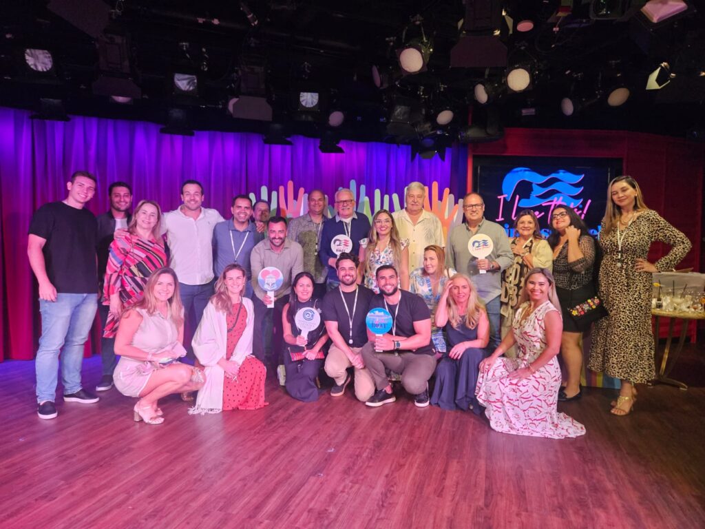 Parceiros e agentes de viagem reunidos para a famtrip da Discover Cruises, no Majestic Princess
