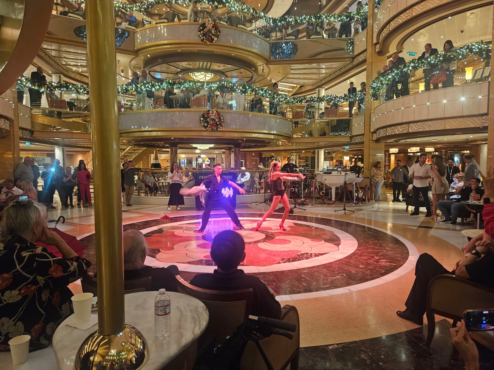 Apresentação de dança ao vivo Apresentação de dança ao vivo