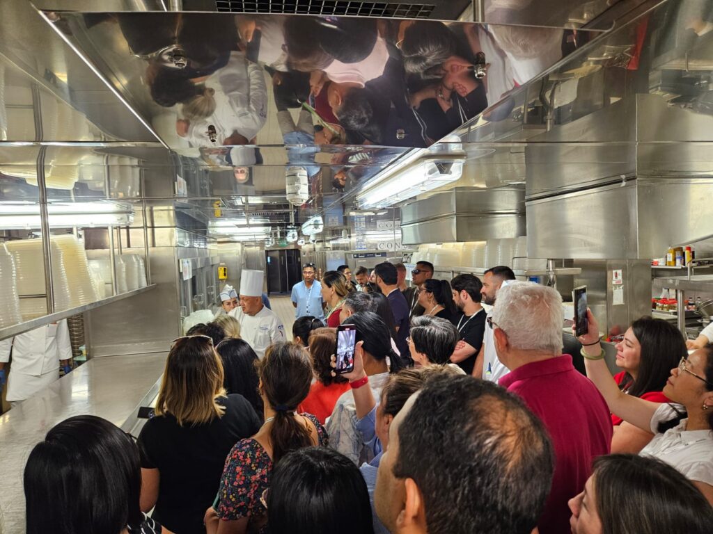 Profissionais do trade conhecendo a cozinha do navio