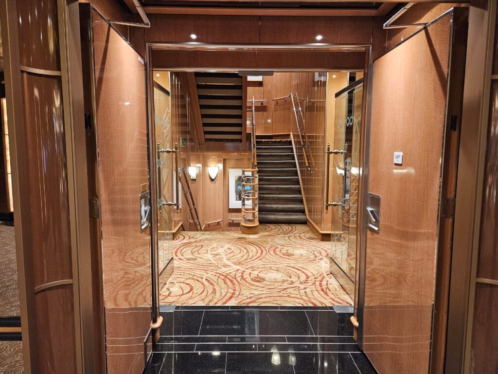 Detalhes dos corredores do Majestic Princess