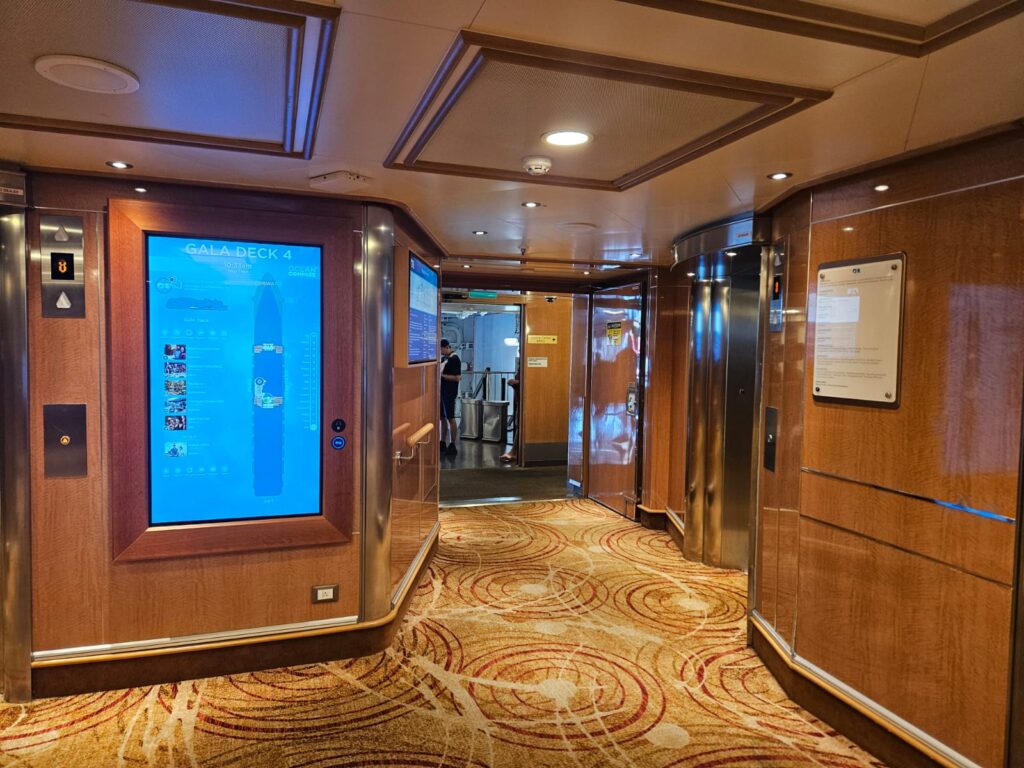 Hall da entrada do navio
