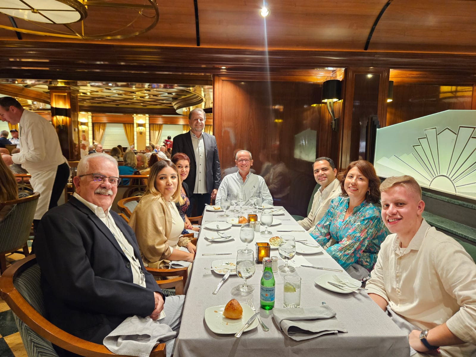 Profissionais doo trade no restaurante Crown Grill Profissionais doo trade no restaurante Crown Grill