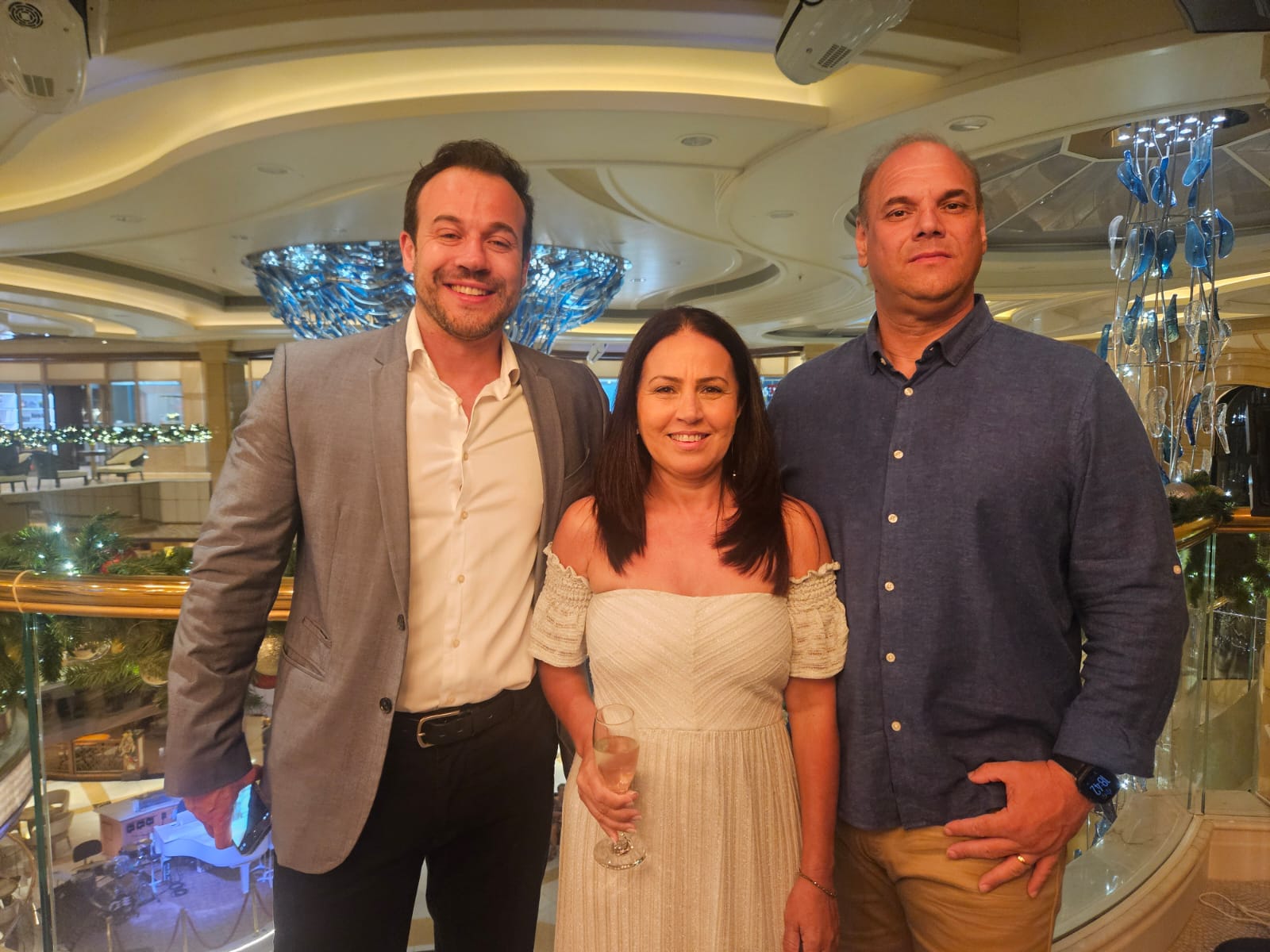 Thiago Mendes, da CVC, e Gerlane Linhares e Cassius Teles, da Cays Turismo Thiago Mendes, da CVC, e Gerlane Linhares e Cassius Teles, da Cays Turismo
