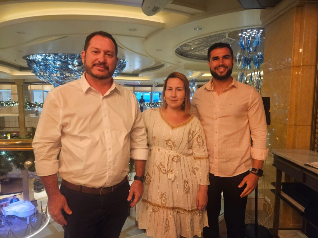 Pablo Zabala, da Discover Cruises, Jéssica Tripolone, da Six Viagens, e Renan Silva, da Wee Travel