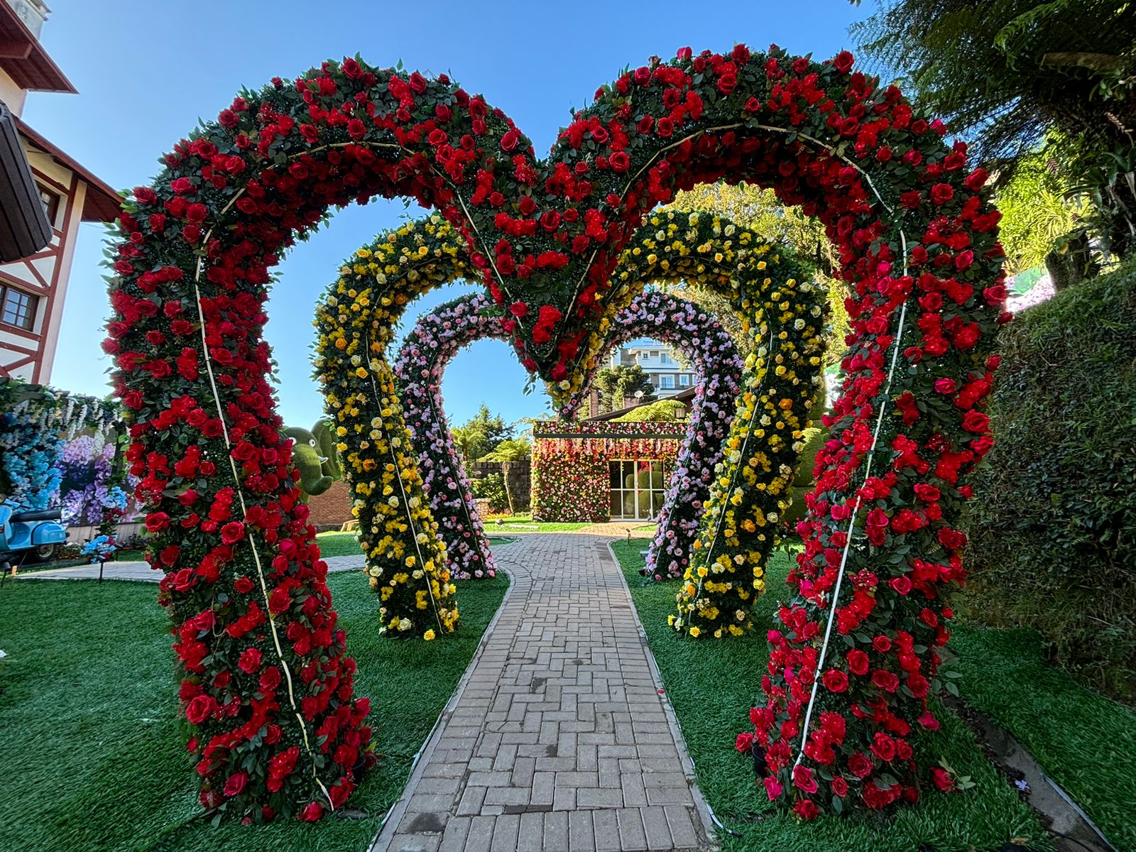 Hortênsias Garden, na Rua Torta em Gramado, tem jardins temáticos e esculturas gigantes 1 cor Hortênsias Garden, na Rua Torta em Gramado, tem jardins temáticos e esculturas gigantes