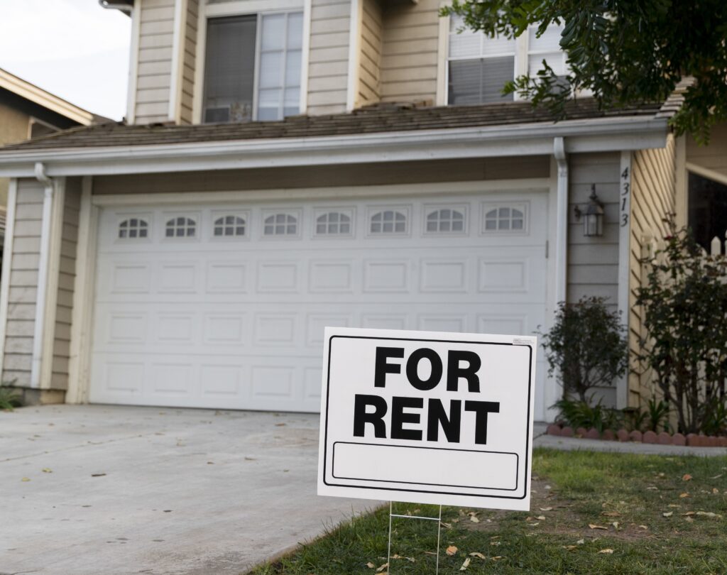 Conheça a Stays Payments, solução de pagamentos desenvolvida para o mercado de aluguel por temporada 1 house with yard sign rent Conheça a Stays Payments, solução de pagamentos desenvolvida para o mercado de aluguel por temporada