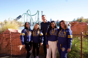 Marcos Barros, Vice Presidente de Marketing e Vendas da Universal Destinations & Experiences, recepciona medalhistas olímpicas nos parques do Universal Orlando Resort (Divulgação/Universal)