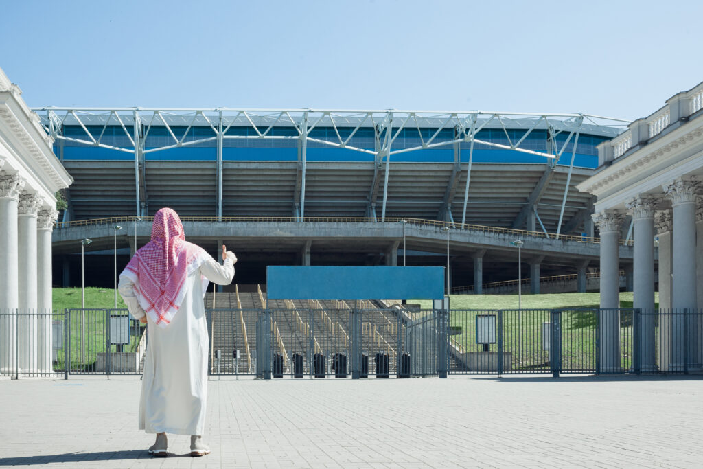 Copa do Mundo: Arábia Saudita sediará evento da FIFA em 2034; entenda impactos no turismo 1 smiling rich arabian man s buying real estate city Copa do Mundo: Arábia Saudita sediará evento da FIFA em 2034; entenda impactos no turismo