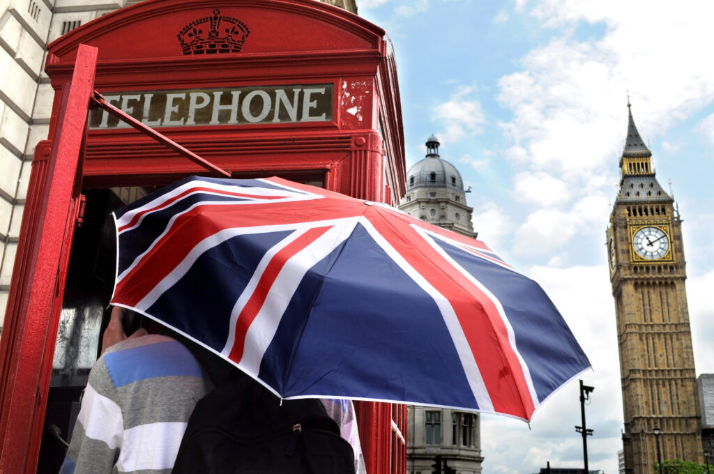 young man with umbrella london Reino Unido abre solicitações para autorização eletrônica de viagem necessária a partir de janeiro